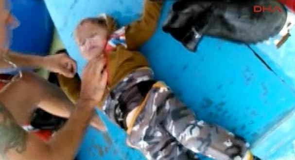 Bimbo migrante salvato da pescatori turchi. VIDEO