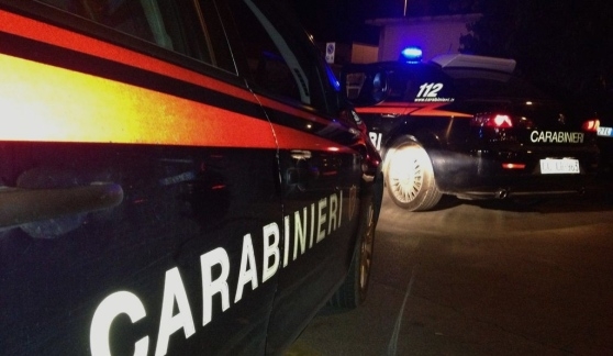 Uccide a coltellate la moglie davanti ai figli. Arrestato