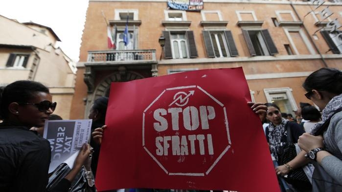 Sfrattata famiglia con bambina di 15 mesi. Quando il comune appalta alla forza pubblica