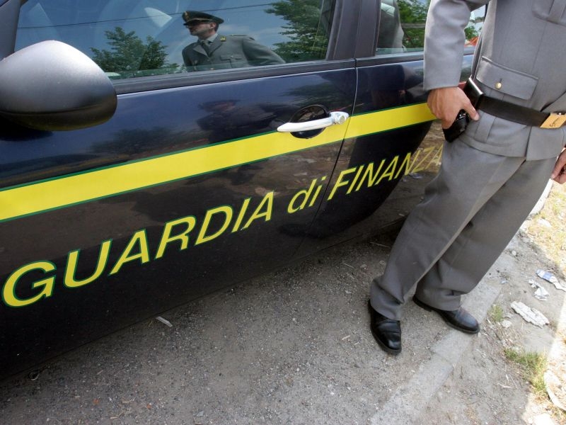 Emettevano polizze abusive fideiussorie, 9 arresti