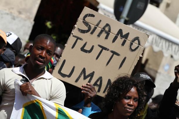 Immigrazione.  Rompere il legame tra permesso di soggiorno e contratto di lavoro