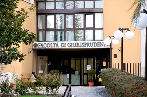 Scuola. Crollo iscritti a giurisprudenza. Udu, basta numero chiuso