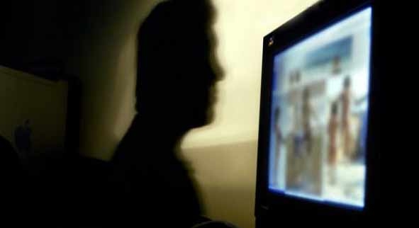 Adescava le ex alunne sul web. Professore in manette