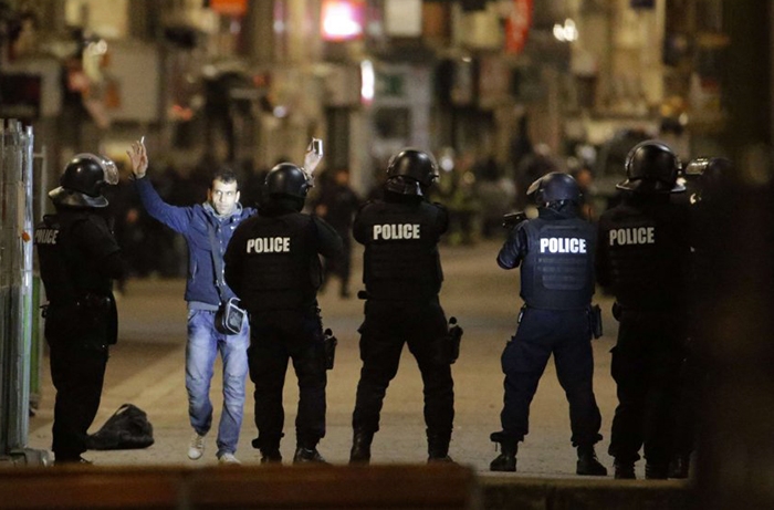 Strage Parigi. Blitz teste di cuoio, tre morti