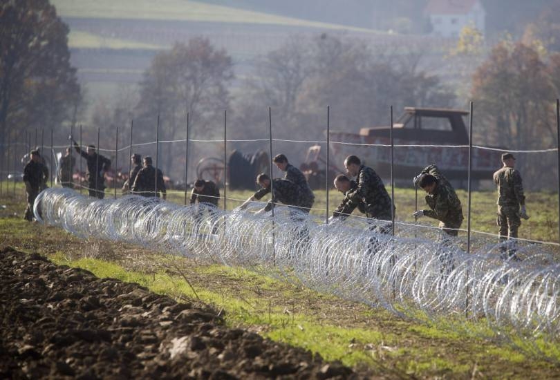 Immigrazione. La Slovenia alza il filo spinato al confine croato