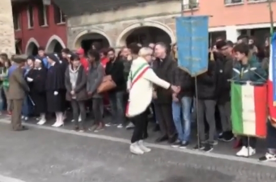 Sindaco non stringe la mano a ragazza di colore. Sdegno generale. IL VIDEO