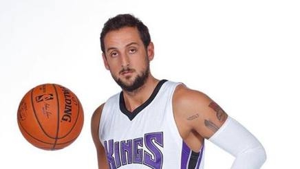 Basket. Belinelli onora Valeria Solesin vittima della strage di Parigi