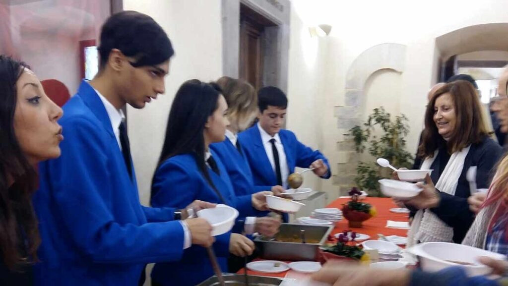 Primo piano sull’autore. I ragazzi della scuola alberghiera di Assisi