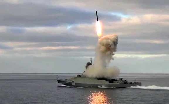 La vendetta di Parigi e Mosca. Pioggia di bombe dal mare e dal cielo