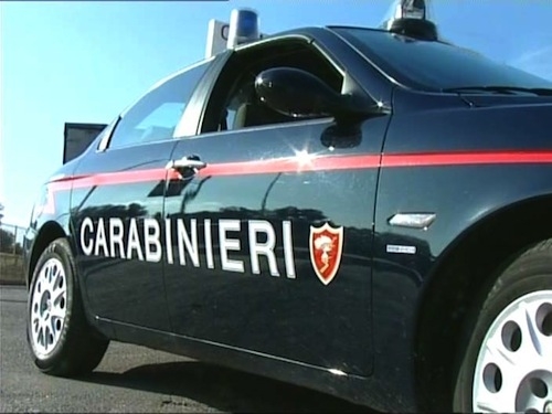 Uccide la moglie a coltellate. E’ caccia all’uomo