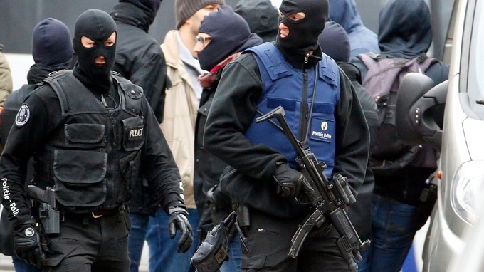 Strage a Parigi, caccia al sospetto terrorista nel Nord Italia