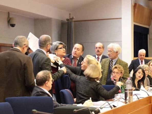 De Luca: passa legge acque Campania, in consiglio scoppia la bagarre