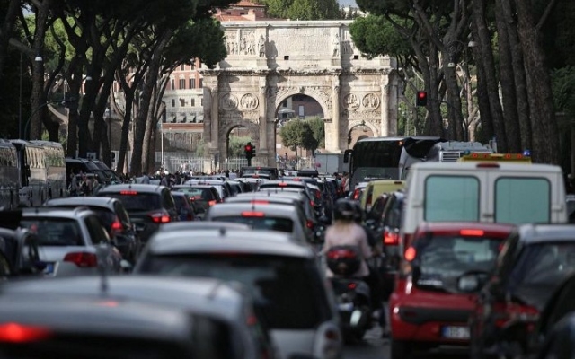 Smog a Roma. A Natale senza metro, è polemica