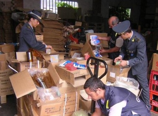 Gdf sequestra 6.500 capi di abbigliamento falsi ad Alessandria