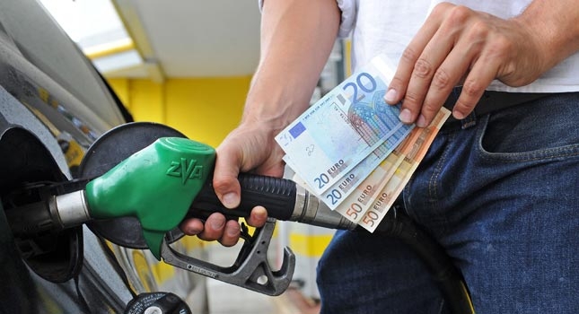 Cala il prezzo del petrolio, ma la benzina 30% in più