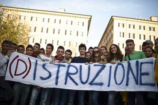 Scuole a pezzi. Al Liceo Peano di Roma lezioni al freddo e senza luce
