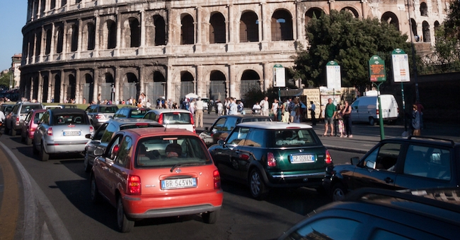 Smog. A Roma targhe alterne. Oggi si fermano le dispari