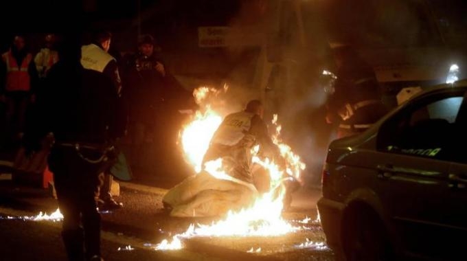 Perde il credito in banca e si dà fuoco