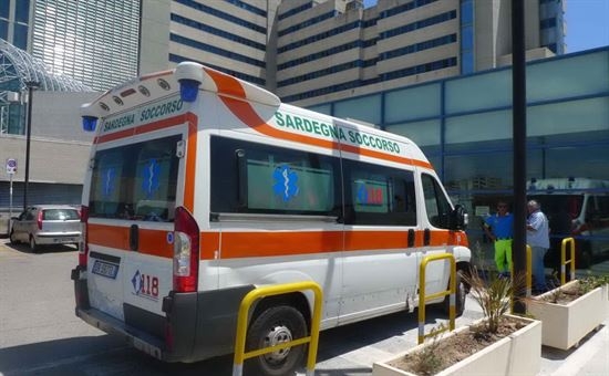 Donna si dà fuoco davanti a Tribunale di Cagliari