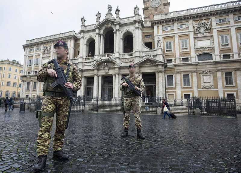 Al grido di Allah è grande si scagliano contro i militari a Roma