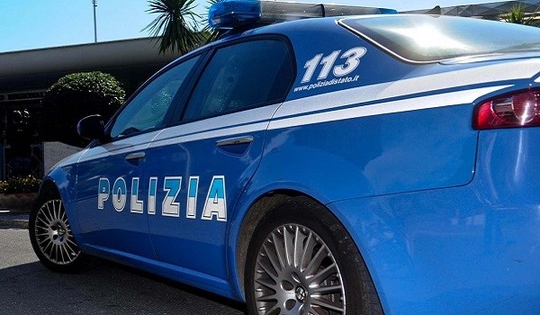 Non sanno dove dormire, la polizia fa la colletta