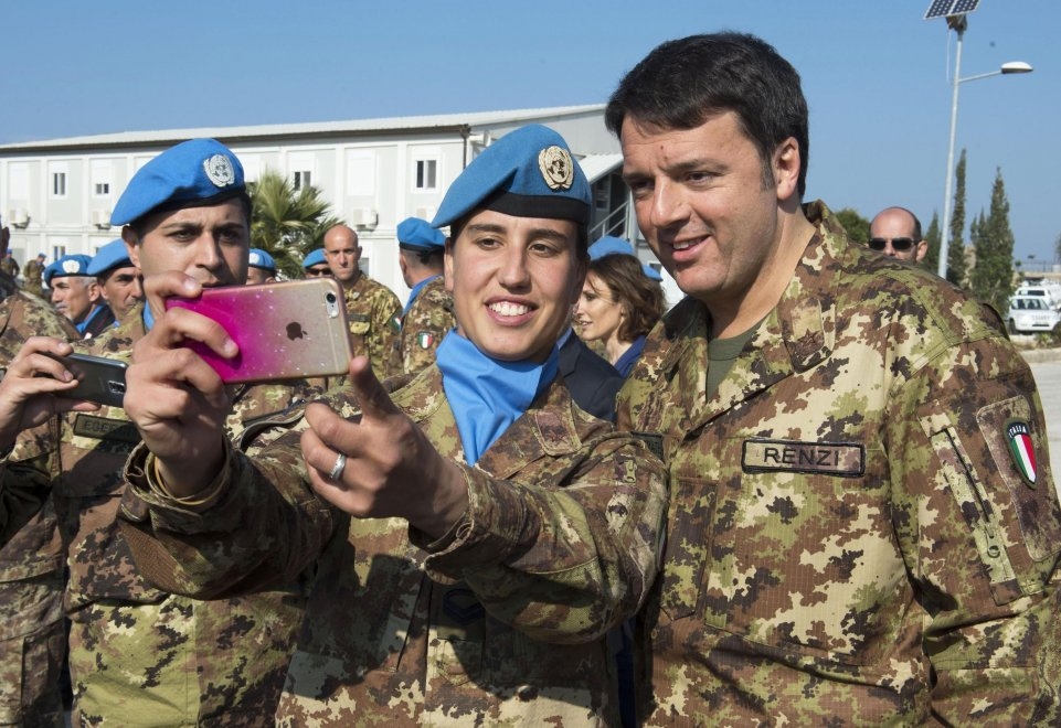 Renzi in Libano in mimetica: “Orgoglio di appartenere al tricolore”