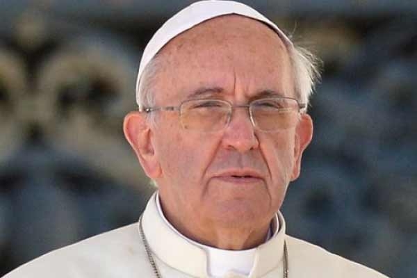 Papa: rovesciare la cultura dello scarto, in pericolo la vita umana