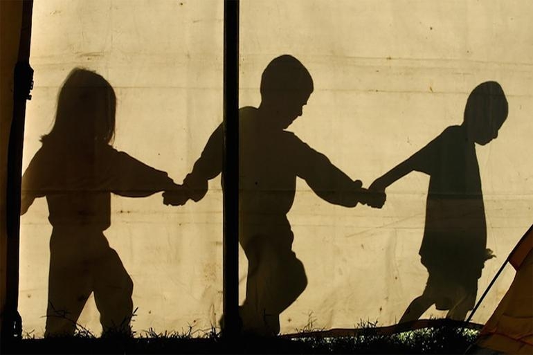 Minorenni fuori famiglia: ecco il manuale europeo dei diritti