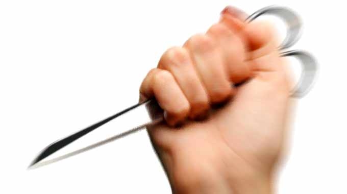 Aggredito con la forbice, il cellulare lo salva