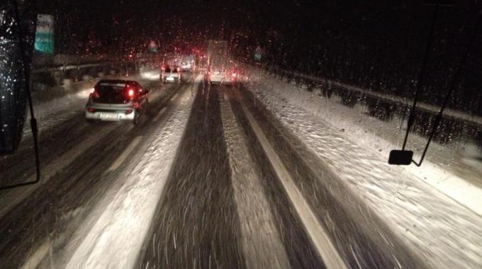 Maltempo. Automobilisti bloccati per 10 ore sull’autostrada