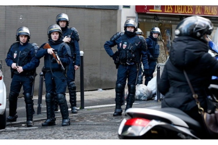 Francia. Mistero sull’identitaà dell’aggressore a Parigi. Usava una sim tedesca