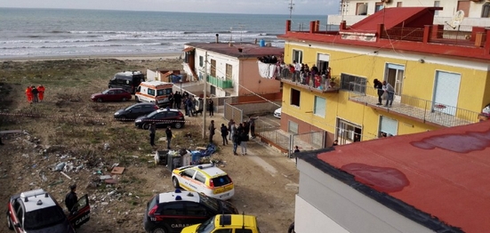 Tragedia nel napoletano. Uccide moglie e figlia di4 anni, poi si suicida