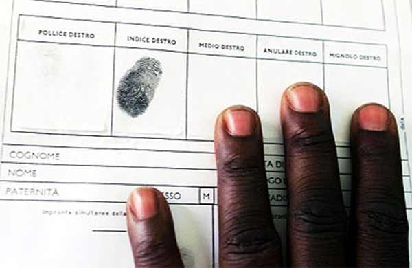 Cancellazione del reato di clandestinità. E’ scontro politico