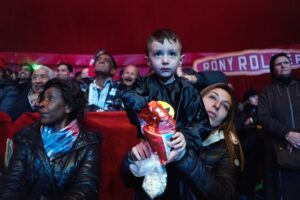 Papa. Uno spettacolo al circo per i poveri. LE FOTO