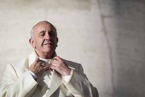 Papa: non confondere la famiglia con altre unioni