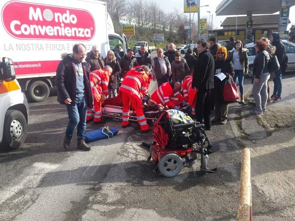 Via Ardeatina, incidente al semaforo della Falcognana. Due feriti