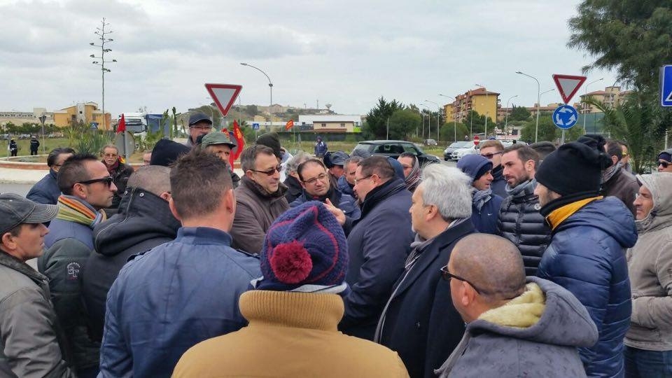 Vertenza Eni. Operai Gela in presidio all’aeroporto di Comiso