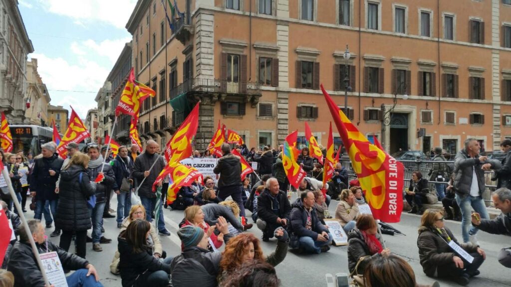 Scuola. A Rona gli addetti alle pulizie bloccano Via del Corso