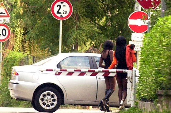 Migranti: tratta giovani nigeriane, sei fermi della polizia
