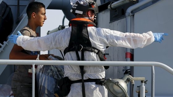 Migranti: sbarcano in 640 a Pozzallo,  fermati due scafisti