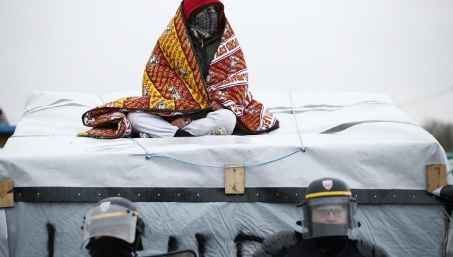 Calais, migranti si cuciono la bocca. L’ultimatum di Parigi
