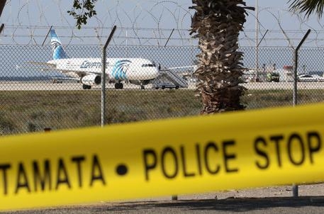 Aereo dirottato. Ci sarebbero ancora 7 persone a bordo