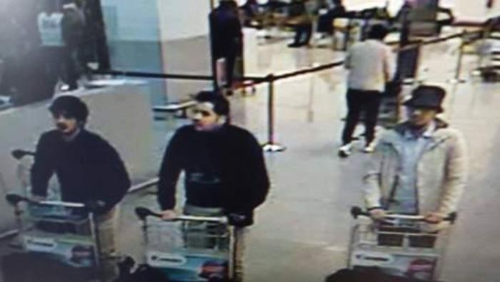 Attentato Bruxelles, è caccia all’uomo. Identificati due kamikaze