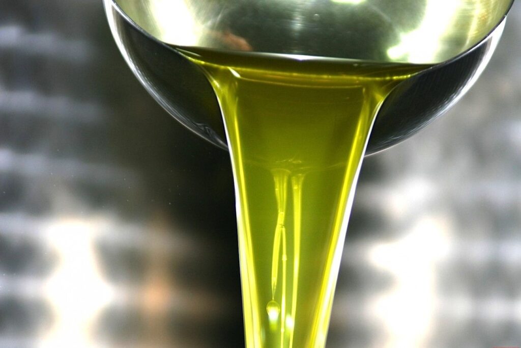L’Unione Europea toglie l’etichetta dall’olio. La protesta degli agricoltori