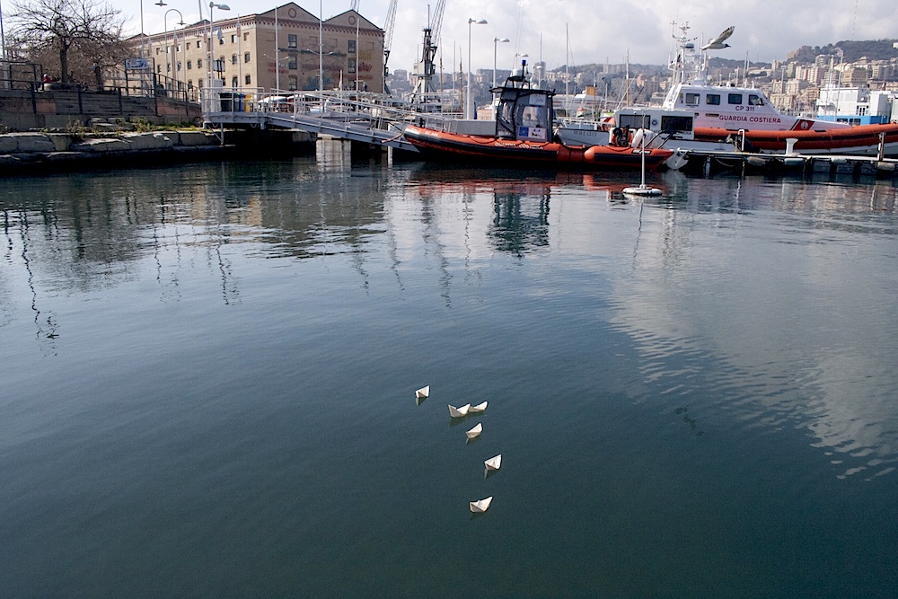Genova, poesie in forma di barche per i diritti dei migranti