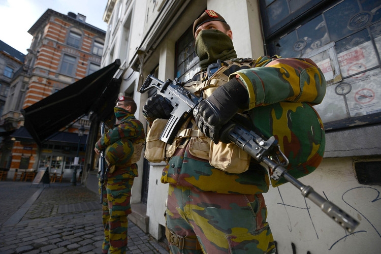 Attentati Bruxelles. La caccia ai terroristi prosegue