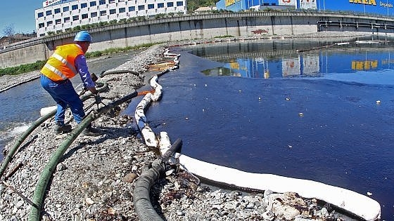 Genova: si rompe argine Polcevera, petrolio verso il mare