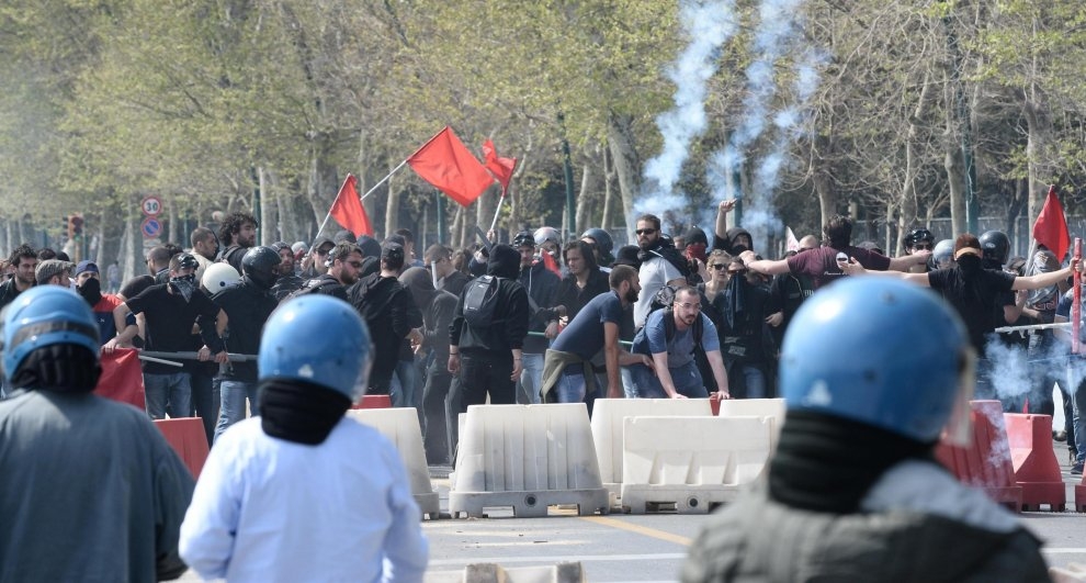 Renzi contestato a Napoli. Parte da Napoli la sfiducia al governo
