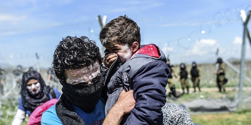 Idomeni, scontri alla frontiera tra migranti e polizia