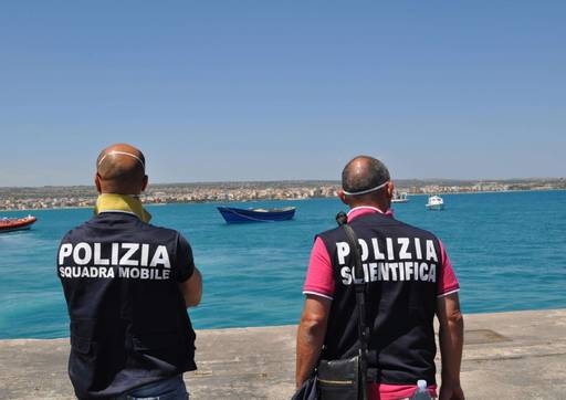 Migranti. Senza acqua e cibo per 3 giorni. Arrestati i tre scafisti